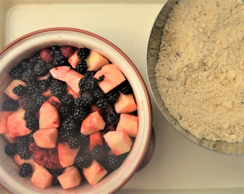 blackberry and apple crumble: ready to assemble
